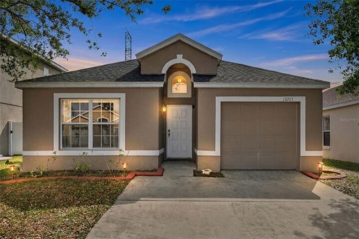Property Photo: 13203 Ashington Pointe Drive FL 32824