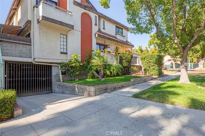 Property Photo: 635 E Angeleno D CA 91501