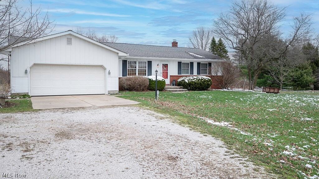 Property Photo:  5239 Cadwallader Sonk Road  OH 44418 