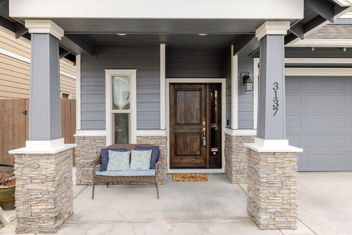 Property Photo: 3137 NE Flagstone Avenue OR 97701