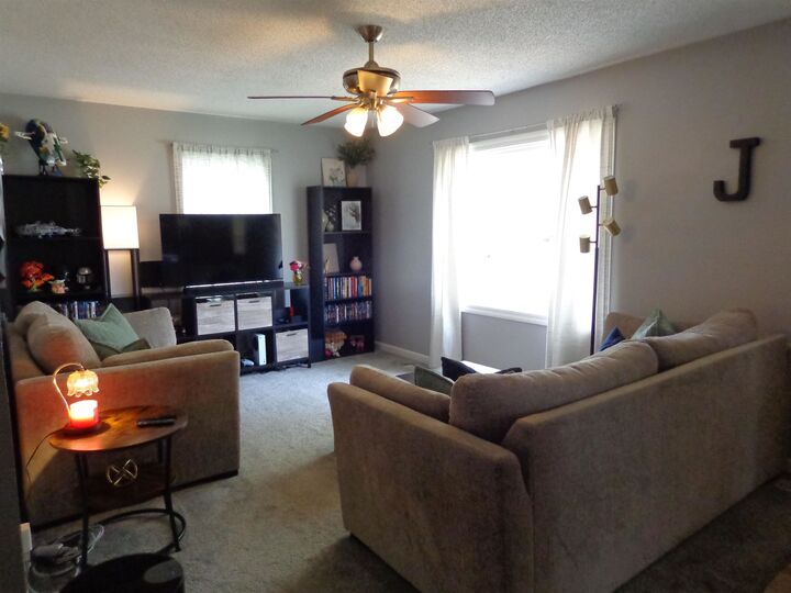 Property Photo:  433 E Pearl  KS 67110 