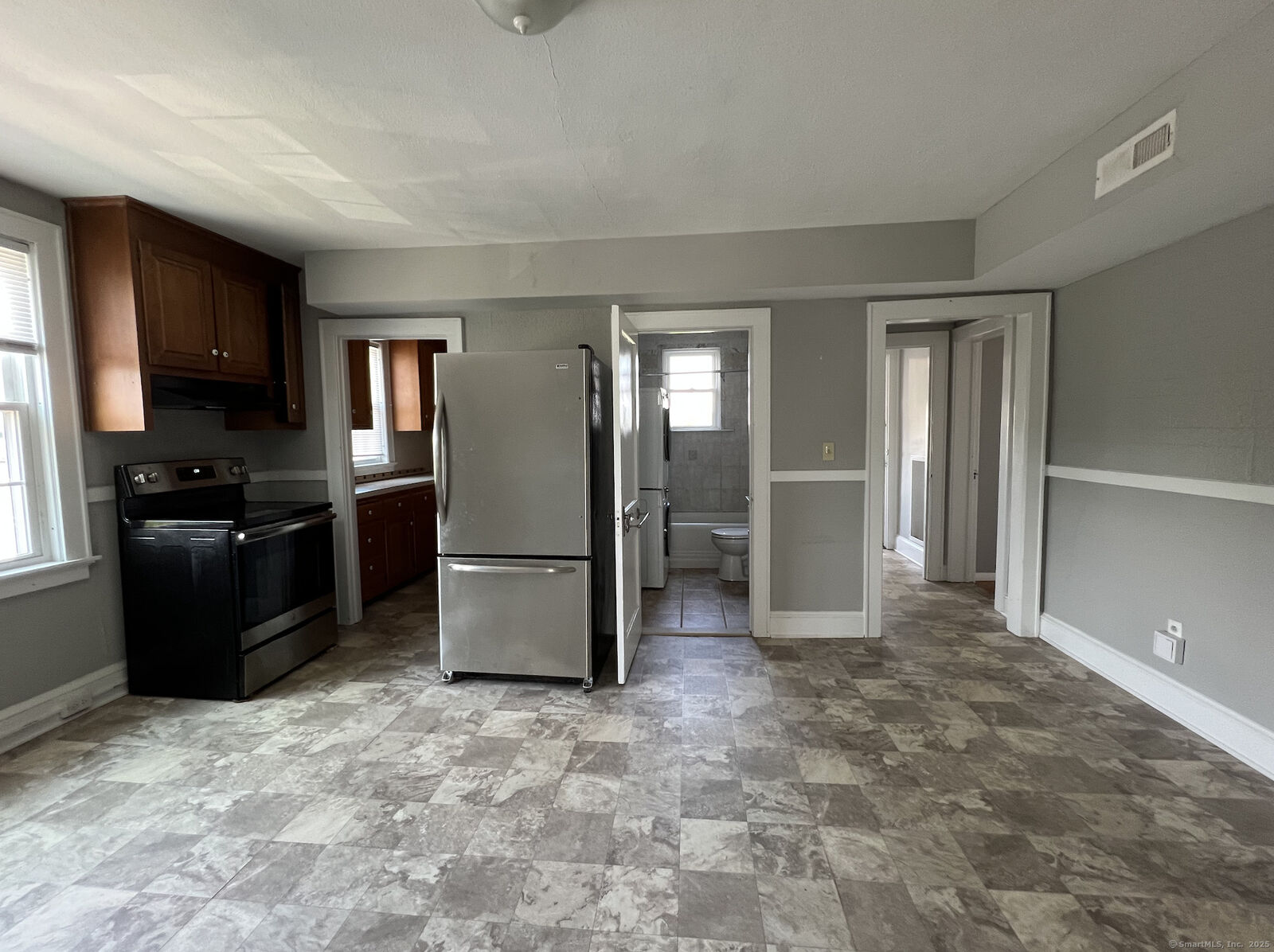 Property Photo:  861 Farmington Avenue 2nd Floor  CT 06037 