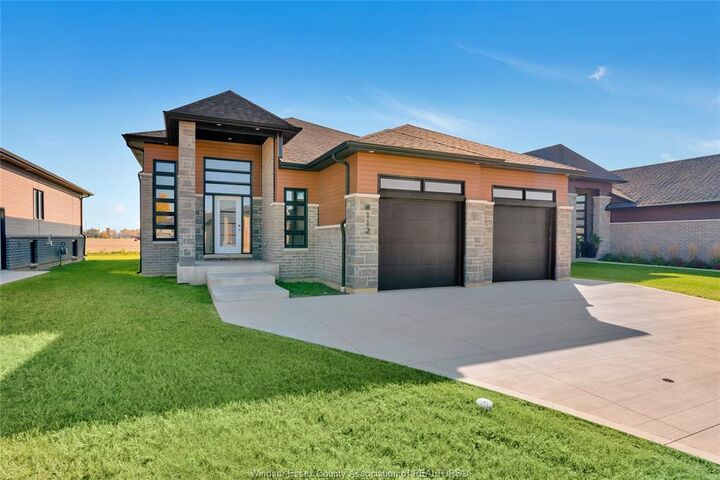 112 Hazel Crescent — photo 1