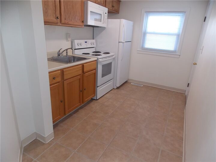 Property Photo:  110 Saltarka Ln. 3  PA 16063 