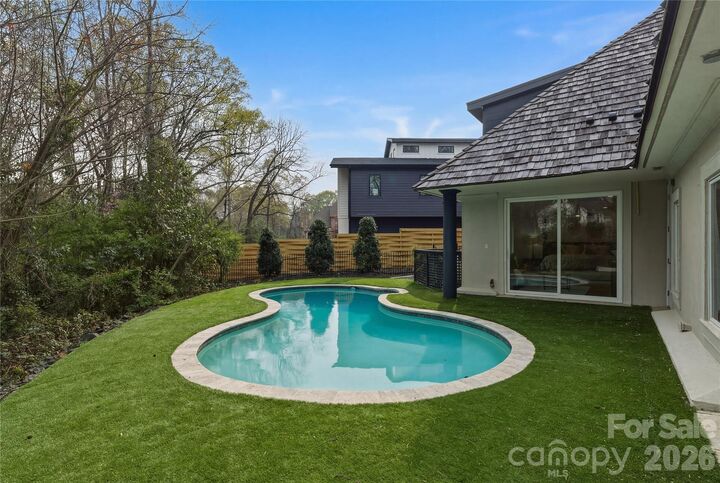 Property Photo: 1417 S Wendover Road NC 28211