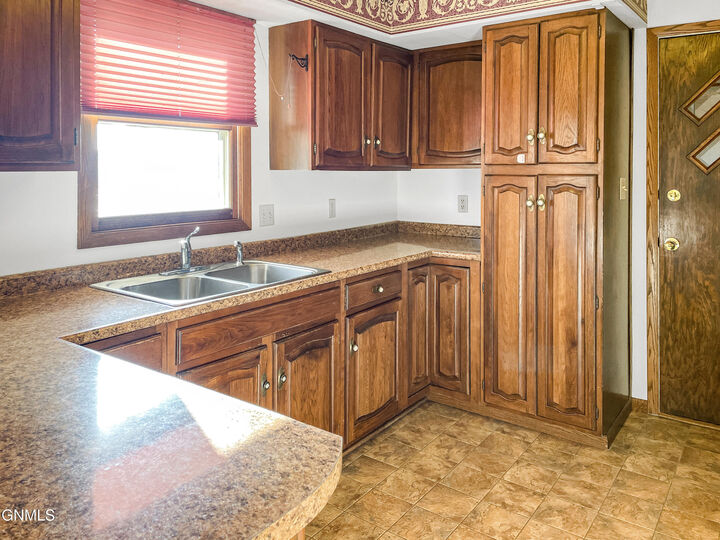 Property Photo:  494 Joal Drive  ND 58421 