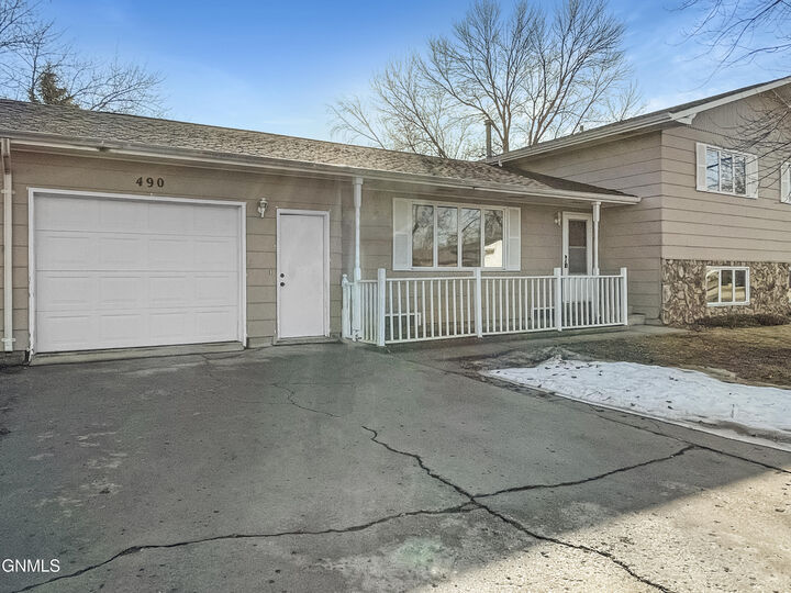 Property Photo:  490 Joal Drive  ND 58421 