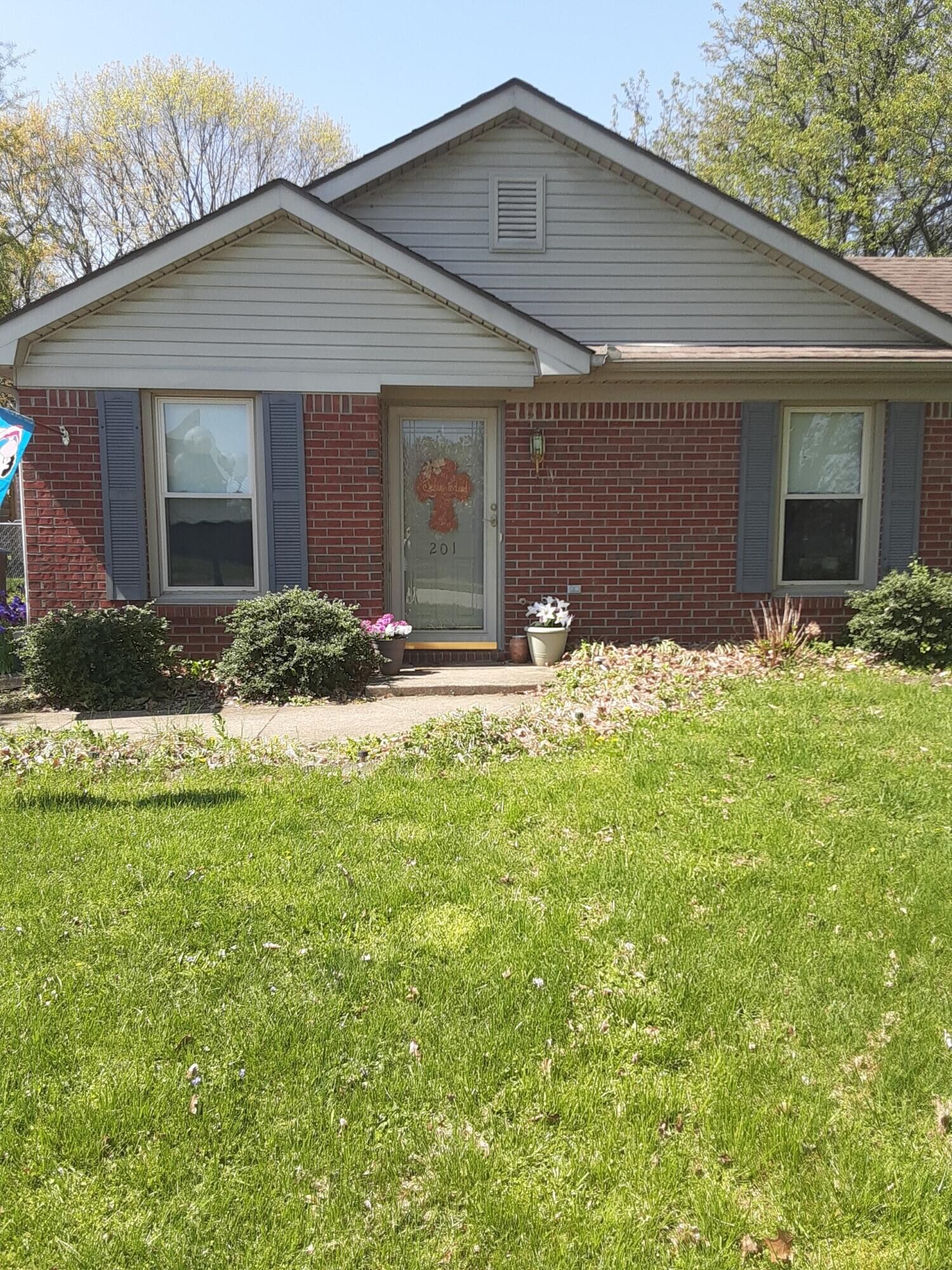 Property Photo:  201 Turf Court  KY 40601 