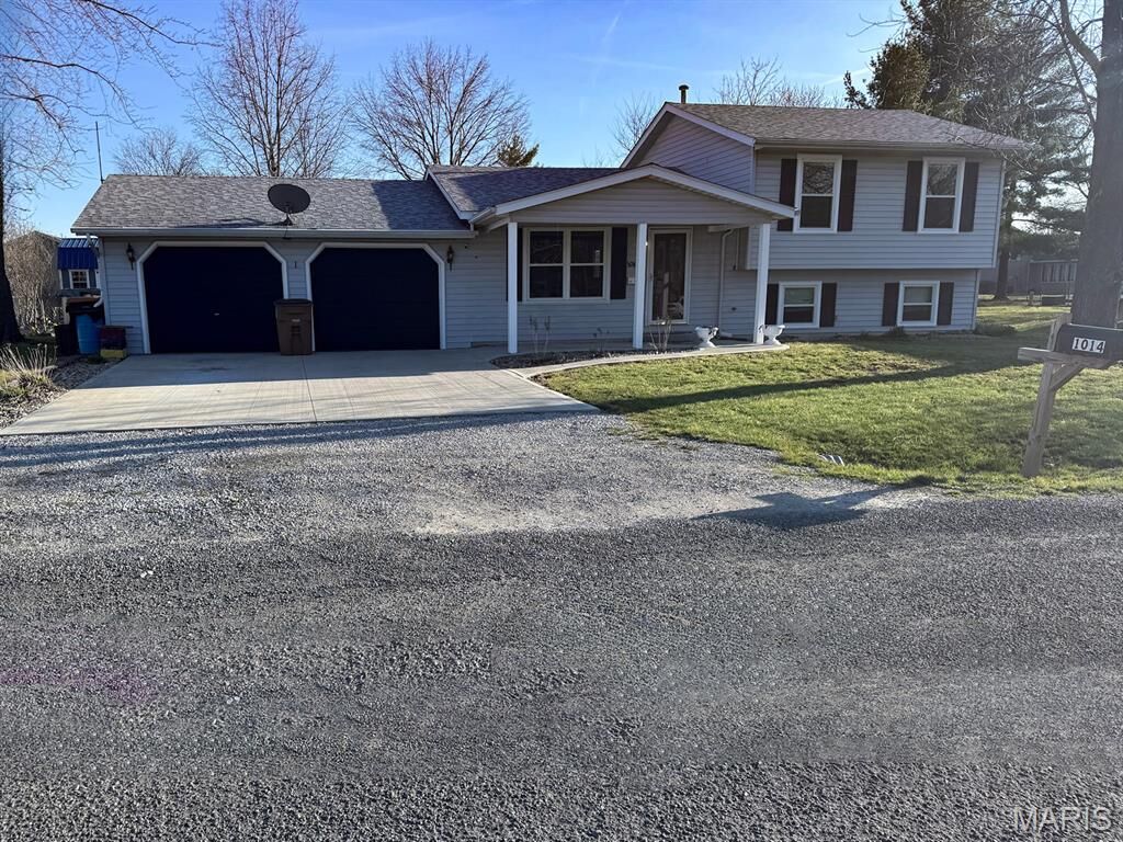 Property Photo:  1014 E Mill Street  IL 62088 
