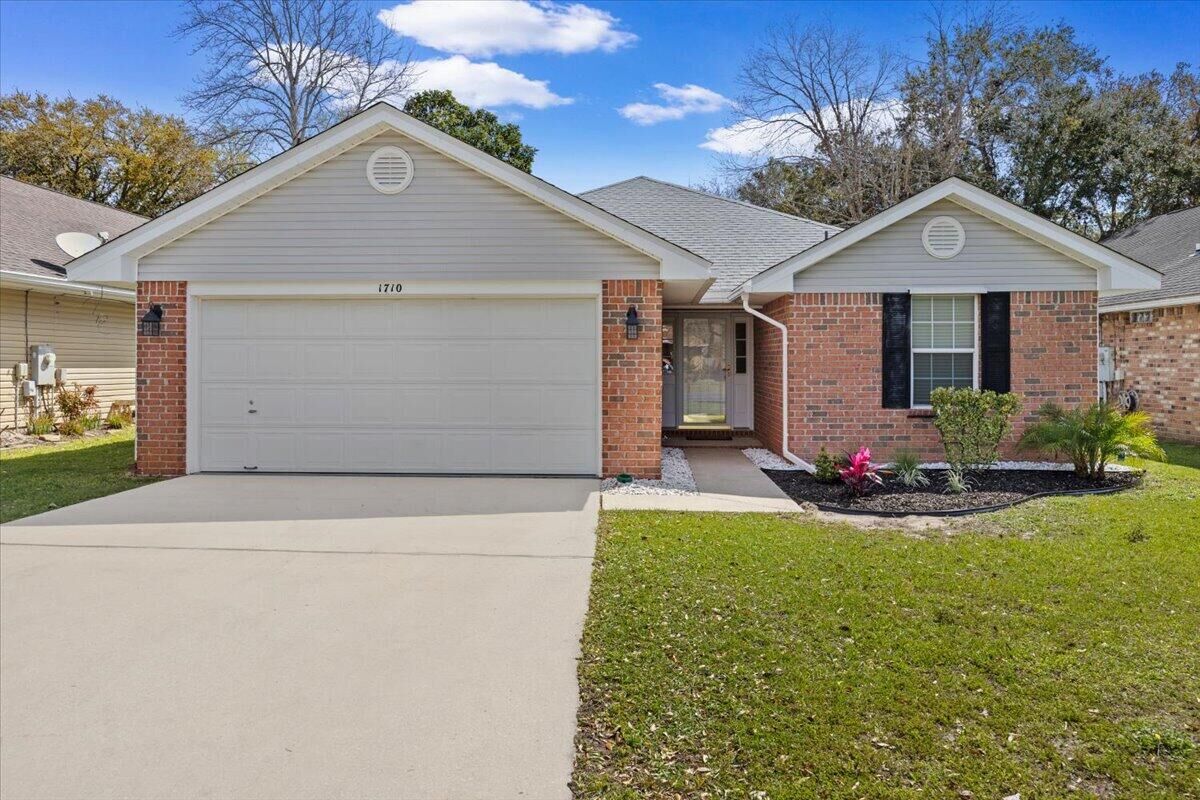 Property Photo: 1710 Ivalea Circle FL 32566