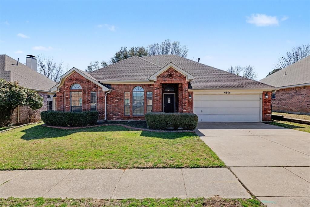Property Photo: 6804 Greenleaf Drive TX 76182