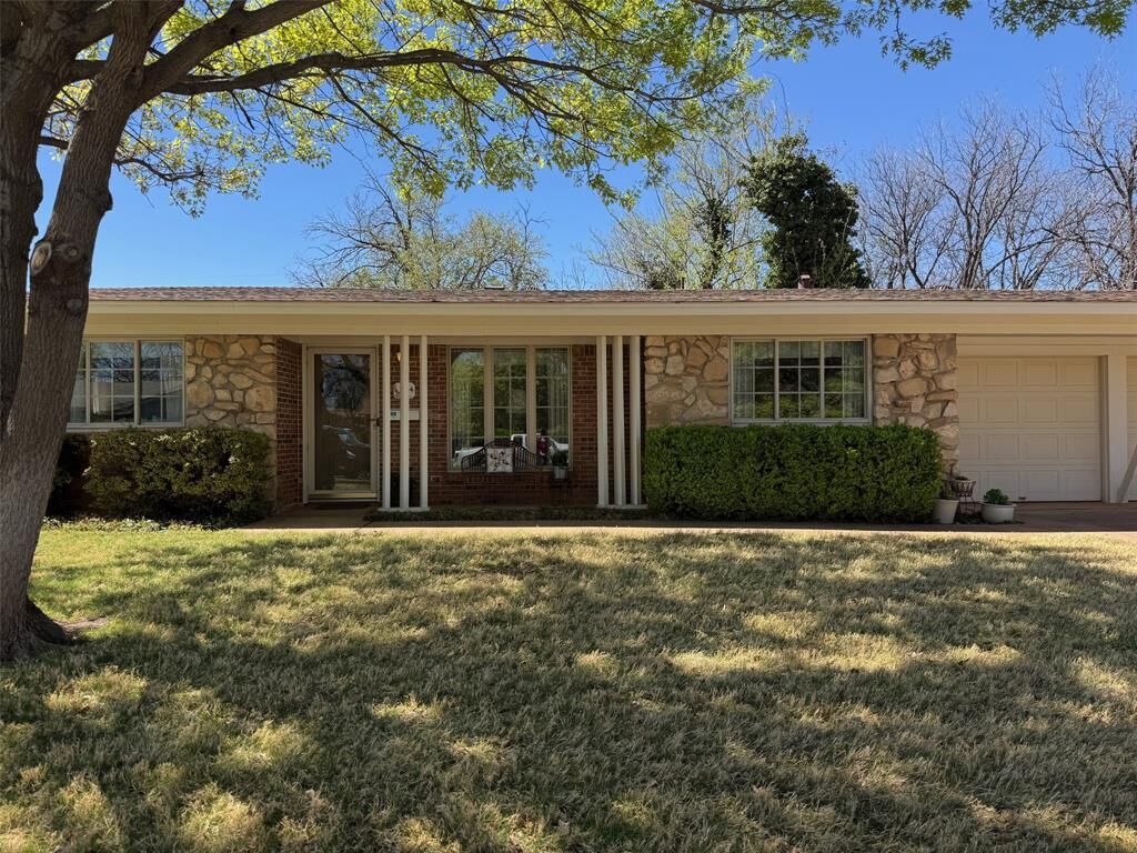 Property Photo:  2534 Greenbriar Drive  TX 79605 