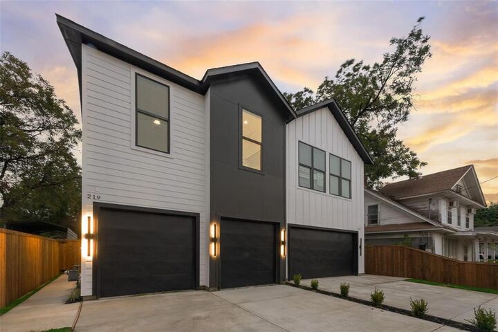 Property Photo:  217 W Yarmouth Street  TX 75208 