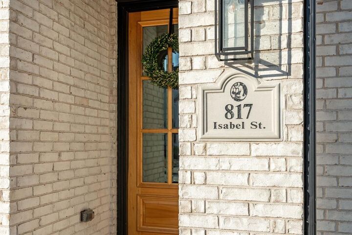 Property Photo:  817 Isabel Street  TX 75009 