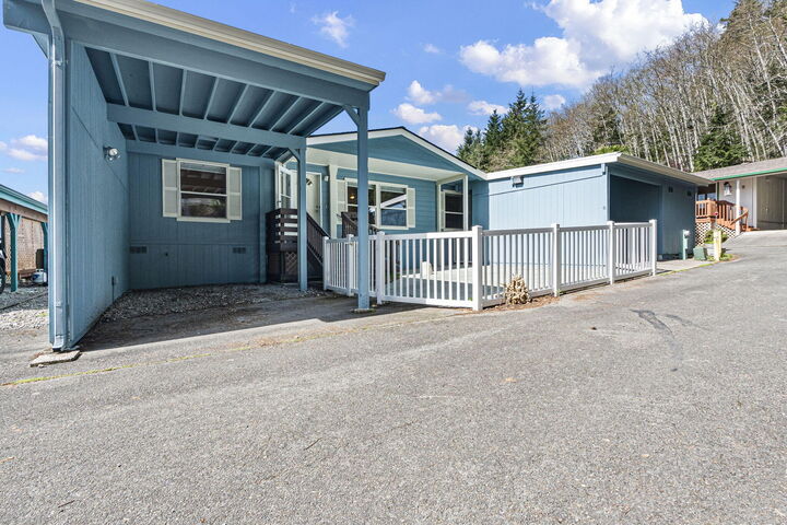 Property Photo: 98041 Hall Way Road 41 OR 97415