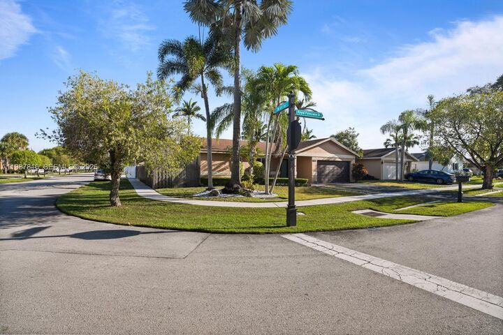 Property Photo: 16941 Royal Poinciana Dr FL 33326