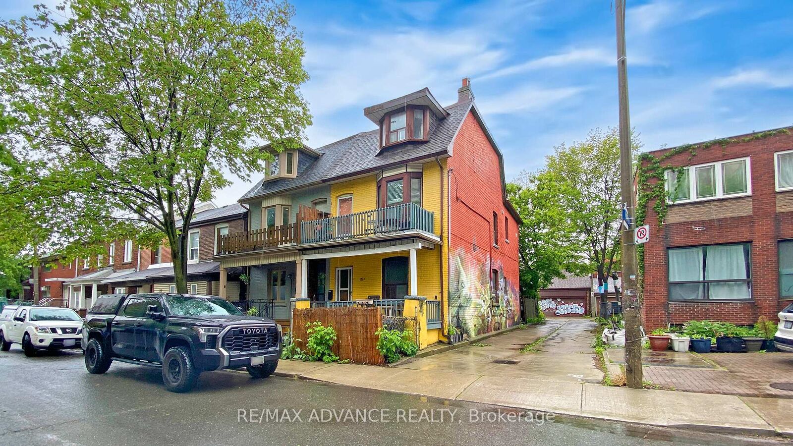 Property Photo: 82A Augusta Avenue ON M5T 2L1