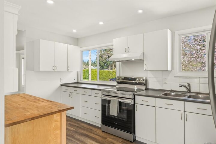 Property Photo:  1021 Nelson St  BC V9S 2K1 