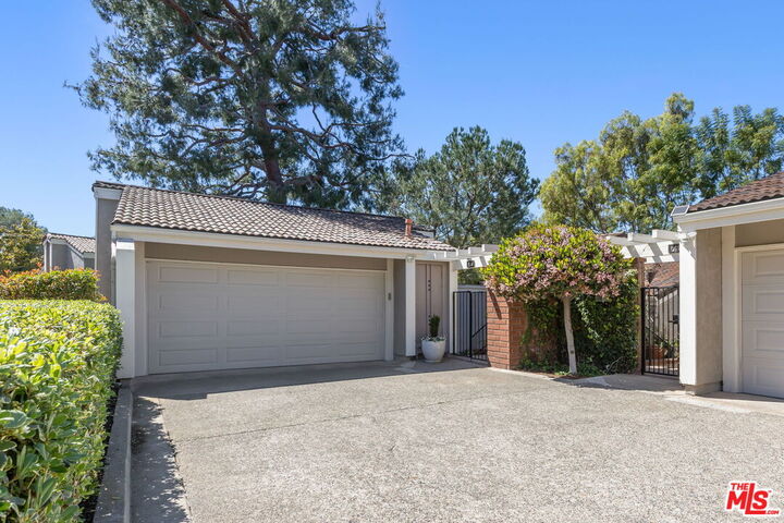 Property Photo:  11 Rocky Knl  CA 92612 