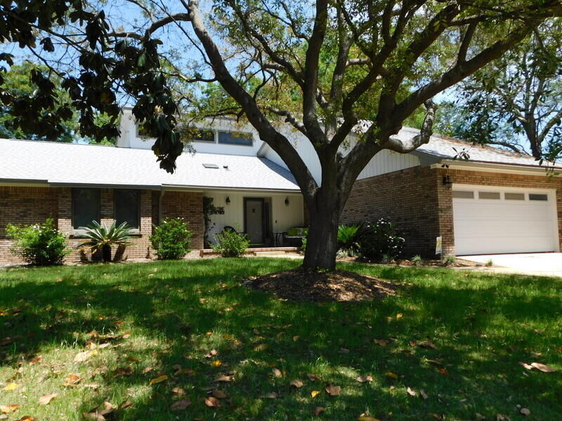 Property Photo: 939 Ridgewood Way FL 32578