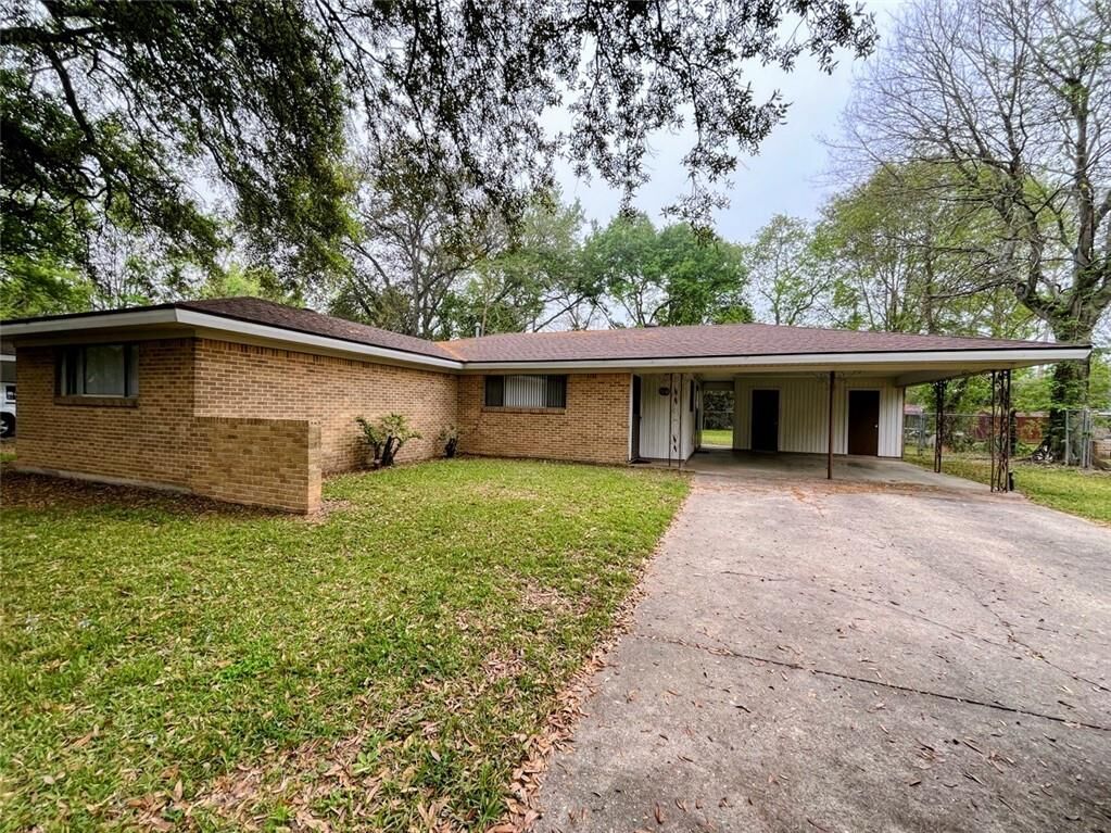 Property Photo:  5210 Chestnut Drive  LA 71301 