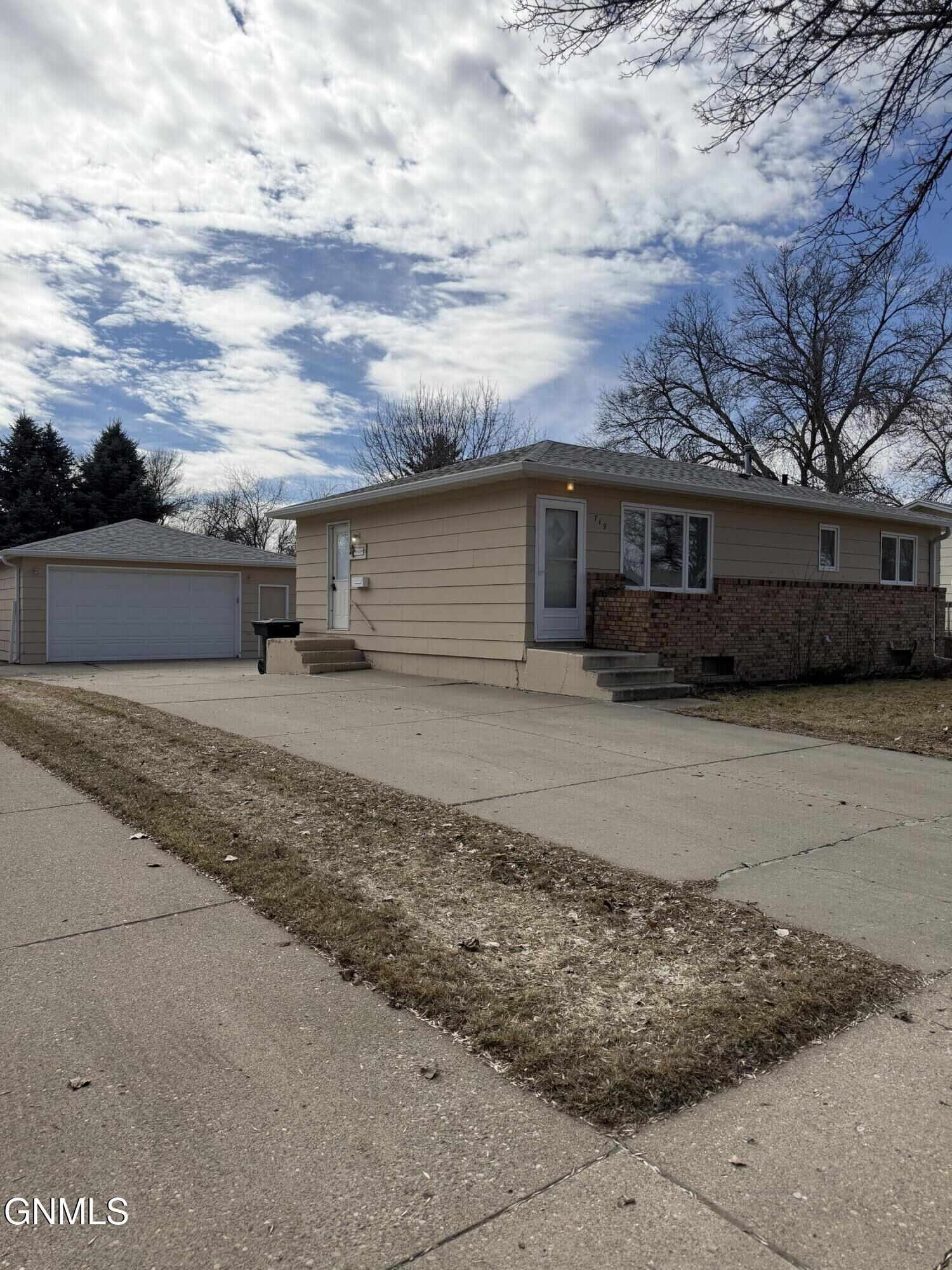 Property Photo:  719 Albany Drive  ND 58504 