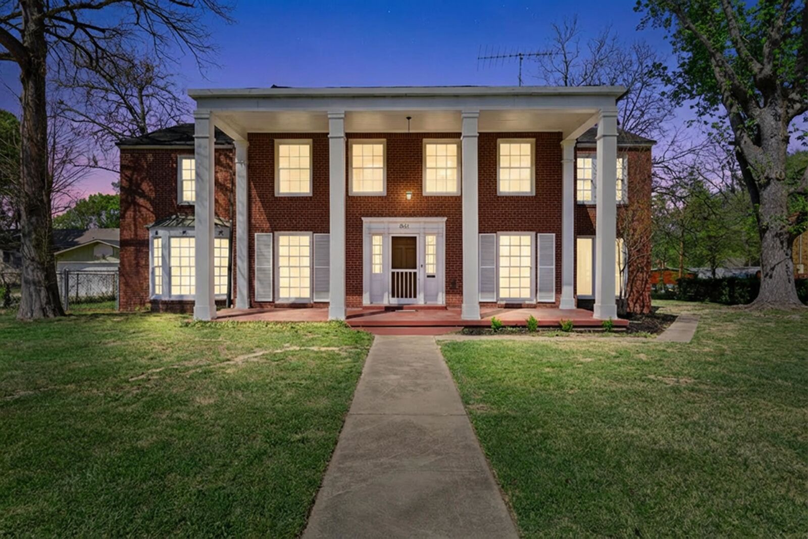 Property Photo:  800 W Tyler St  TX 75644 