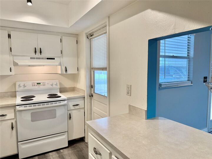 Property Photo: 2217 Hopkins Drive W FL 34207