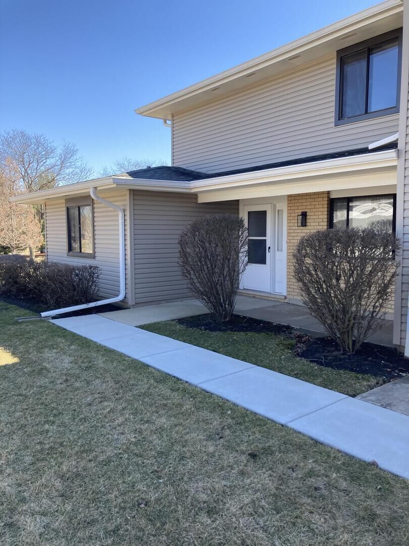 Property Photo:  166 Chatham Court B  IL 60108 