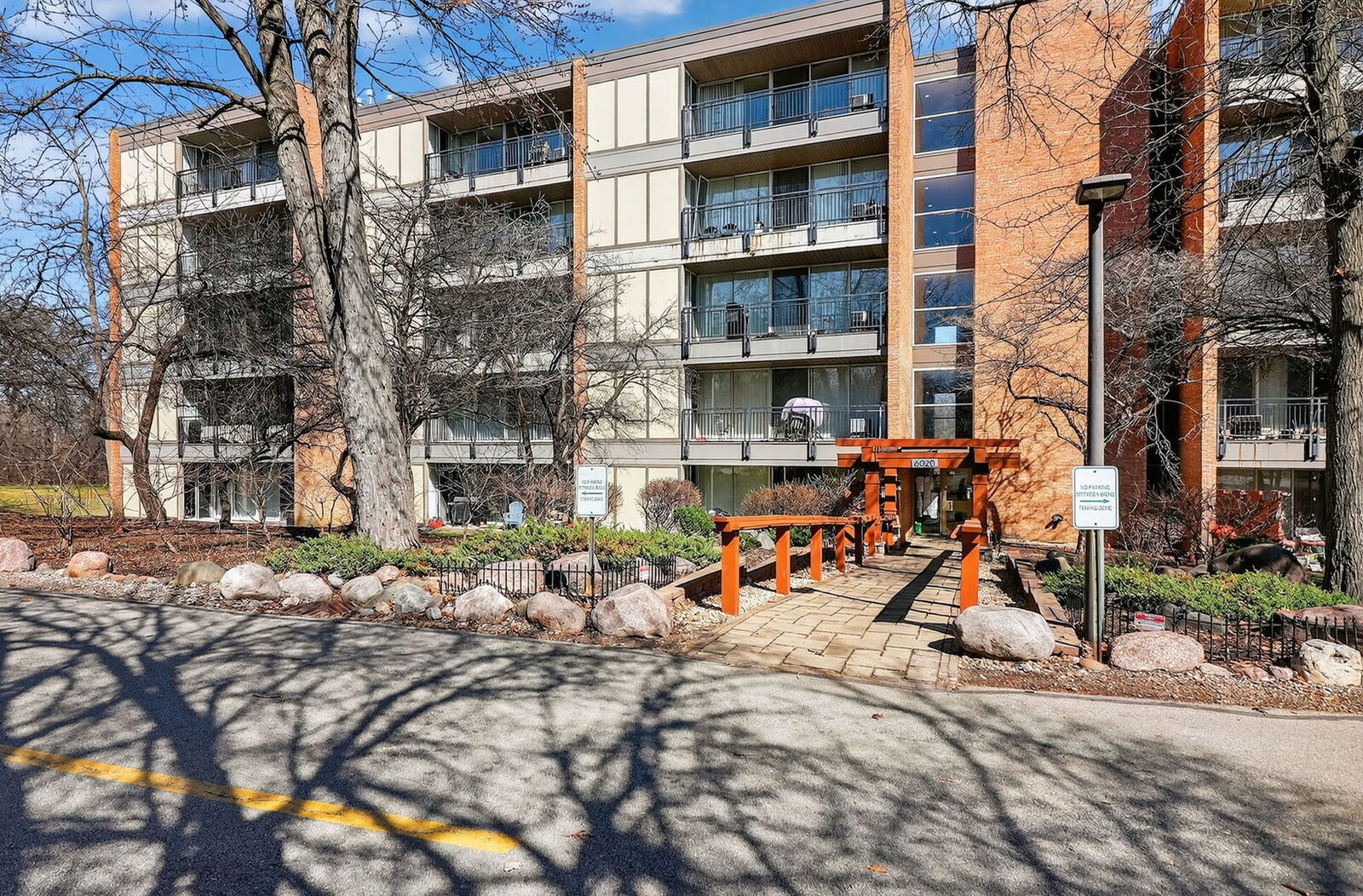 Property Photo:  6020 Oakwood Drive 1L  IL 60532 