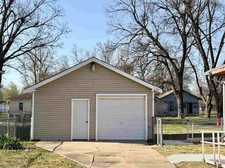 Property Photo:  635 E Bridge Ave  OK 74631 