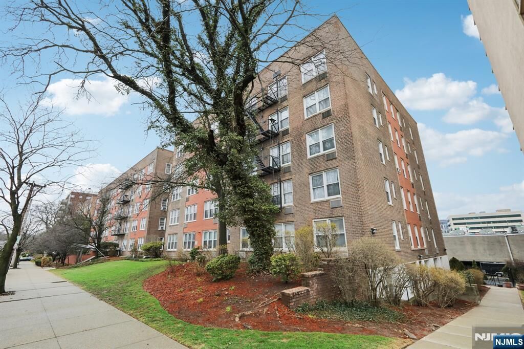 Property Photo:  2160 Center Avenue 4N  NJ 07024 