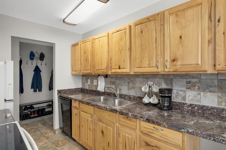 Property Photo:  811 Smetana Road 8  MN 55343 