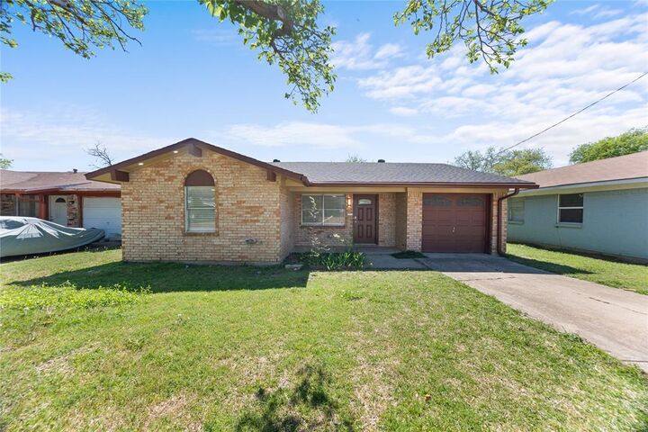 Property Photo:  1821 Armstead Avenue  TX 75051 