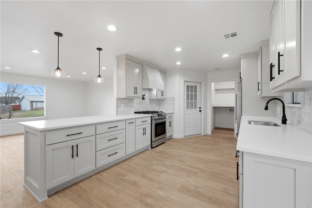 Property Photo:  812 N 28th Street  AR 72756 