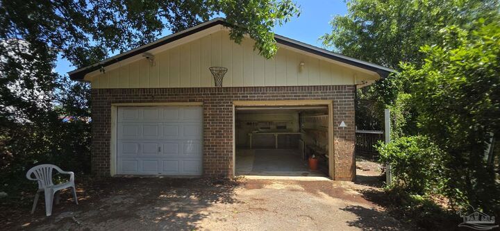 Property Photo: 8246 Chellie Rd FL 32526