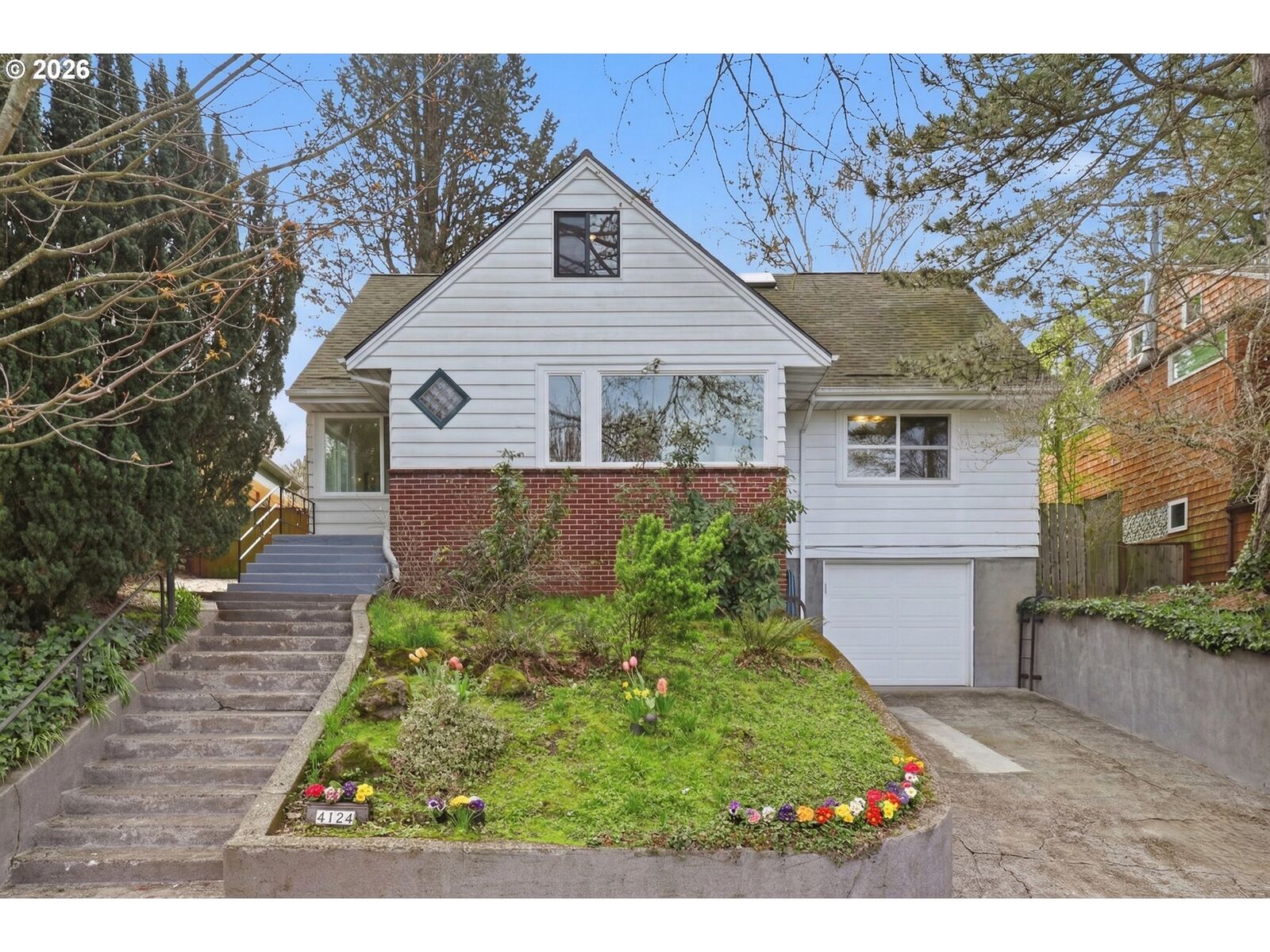 Property Photo:  4124 SE Ash St  OR 97214 