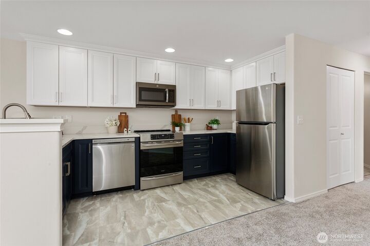 Property Photo: 2522 Rucker Avenue 403 WA 98201