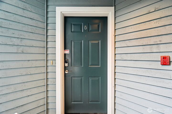 Property Photo: 9242 Woodlawn Avenue N B WA 98103