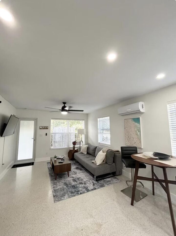 Property Photo: 1516 N Dixie Highway 1-2 FL 33304