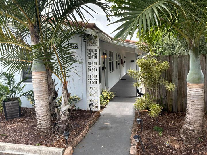 Property Photo:  1516 N Dixie Highway 1-2  FL 33304 