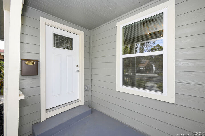 Property Photo: 1326 W Lynwood TX 78201