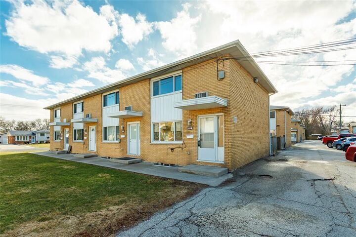 Property Photo: 816 Wellington Street 20 ON N7T 1J5