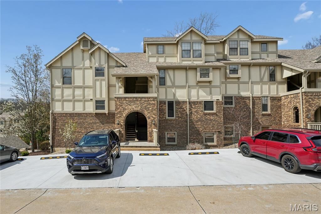 Property Photo:  2303 Yosemite Park Ct Court C  MO 63043 