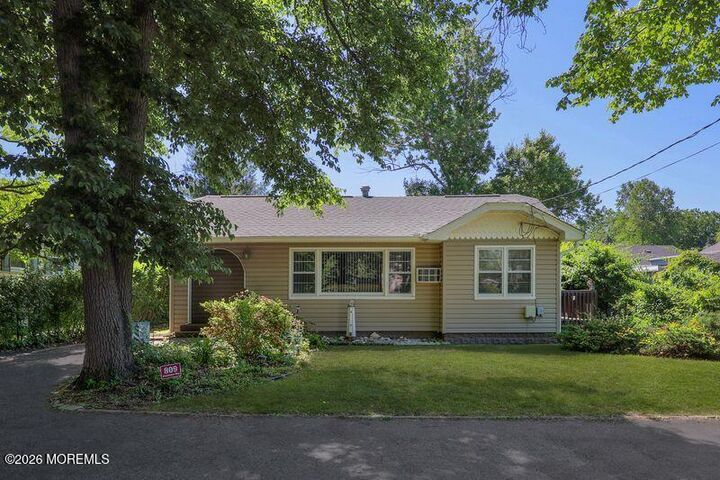 Property Photo:  809 Shadylawn Way  NJ 07735 