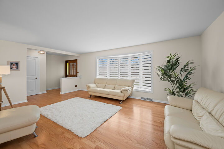 Property Photo: 1118 Charlene Lane IL 60193