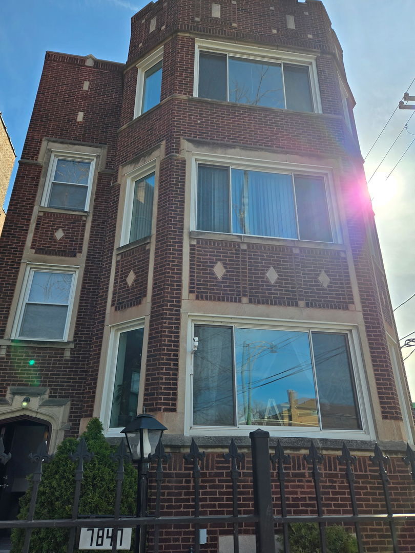 Property Photo:  7847 S Paxton Avenue  IL 60649 