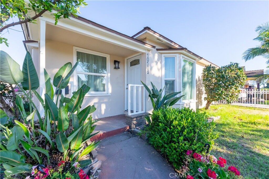 Property Photo:  10106 Capistrano Ave  CA 90280 