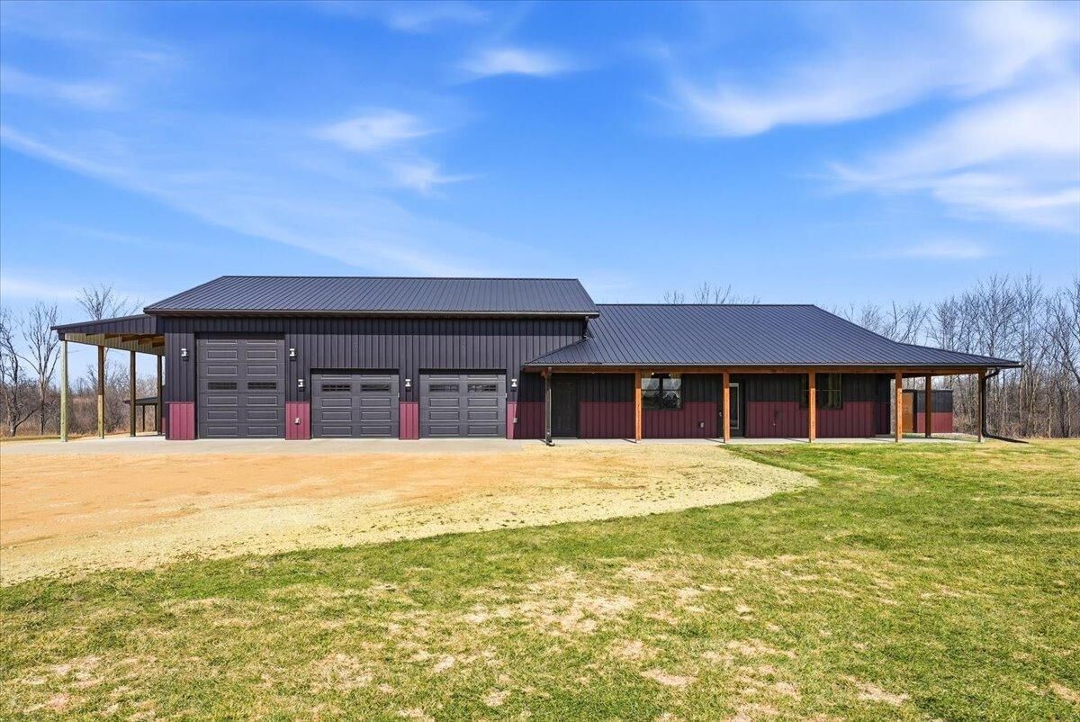 Property Photo:  195 Surrey Ridge Trail  WI 54013 