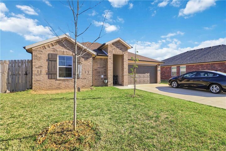 Property Photo: 611 W Cattleman Court AR 72761